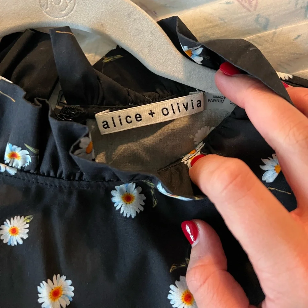 Alice and Olivia daisy print high neck blouse with zipper up back size large - Picture 4 of 4